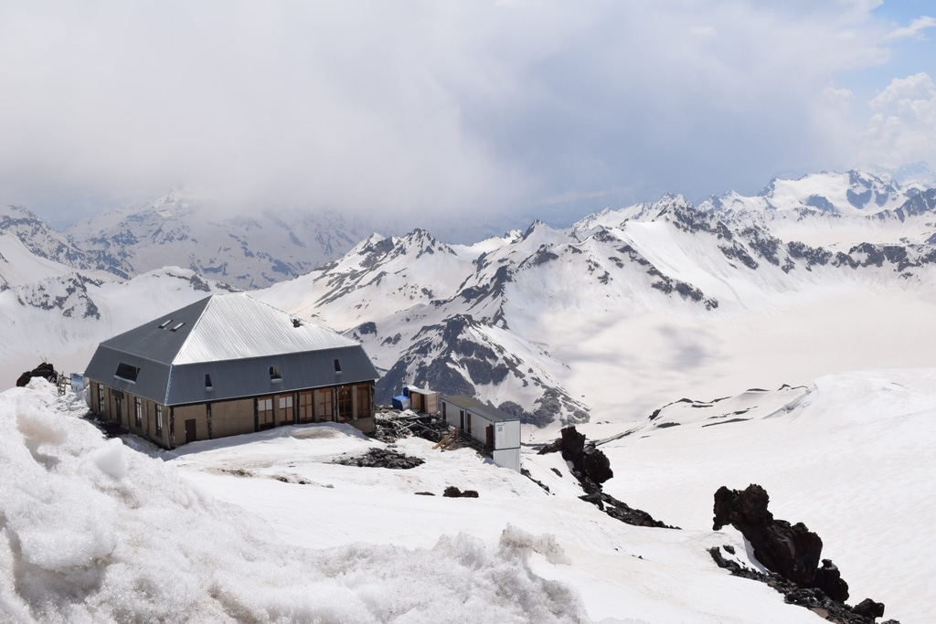 Эльбрус квартиры. Гора Эльбрус. Нейтрино поселок в горах на Эльбрусе. Вулкан Эльбрус. Эльбрус домики в горах.
