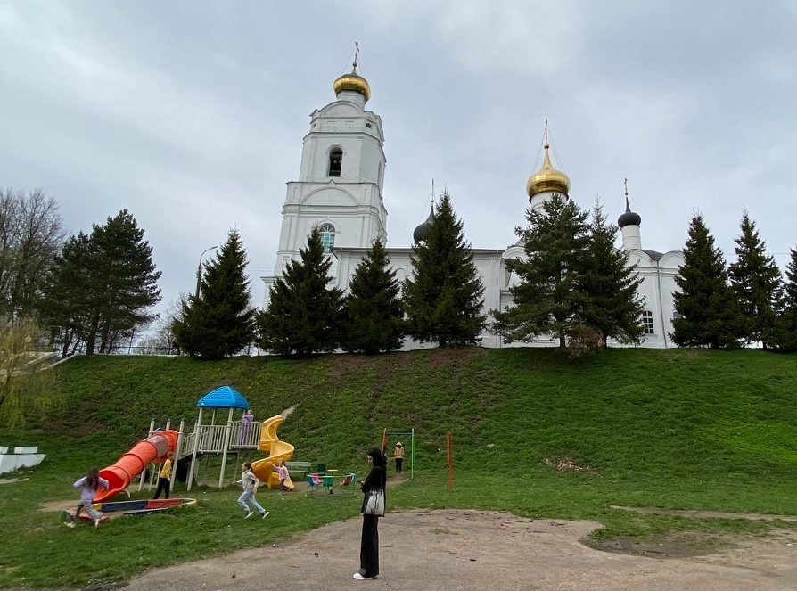 В Вязьме машина сбила девушек