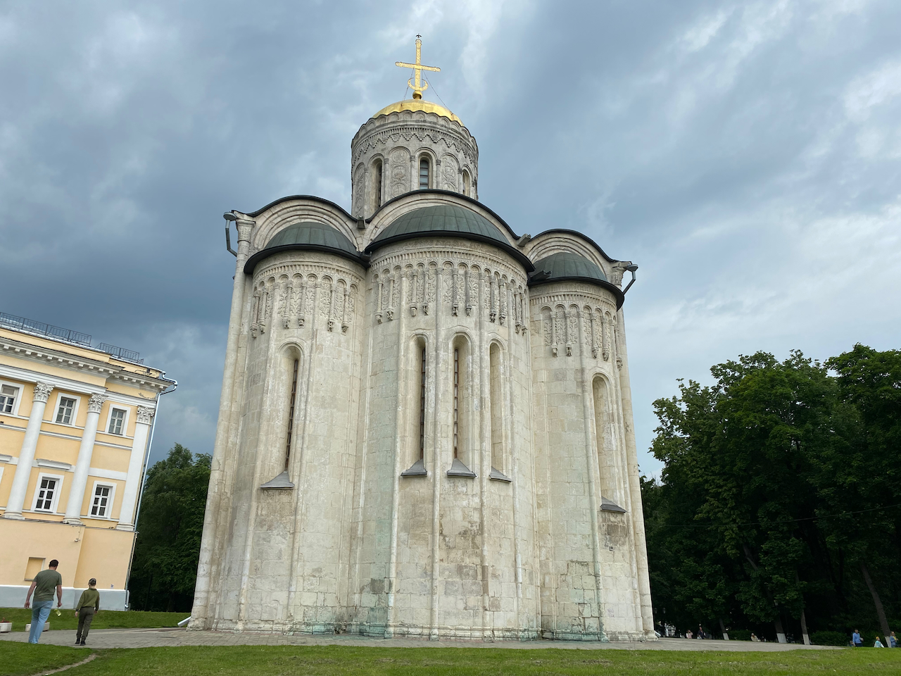 Дмитриевский собор во Владимире, каменная резьба и фрески